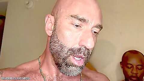 Saria and her sexy feet in a wild threesome