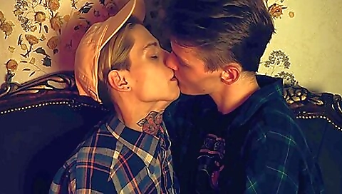 Hawt sweetheart gives head in the car